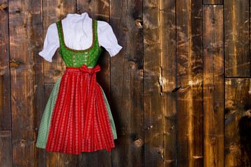 Dirndl auf Holzwand