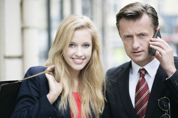 junges Paar beim Einkaufen