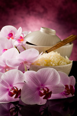 Riso su tavolo con orchidee