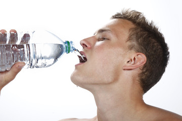 Homme buvant de l'eau