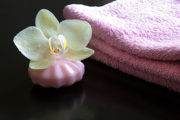 Obraz na płótnie Canvas white orchid, soap and towel