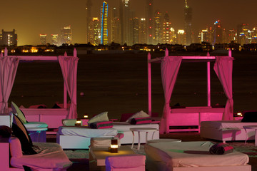 gazebo su spiaggia con vista notturna di Dubai
