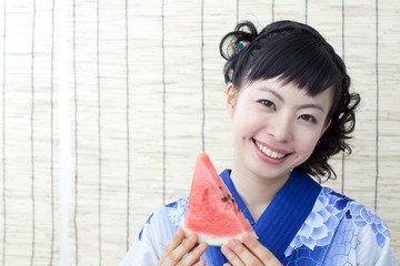 スイカを食べる浴衣の女の子
