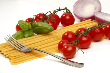 spaghetti with tomato and basil