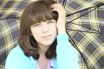 Романтичная девочка в голубом с клетчатым зонтом