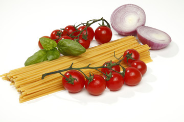 spaghetti with tomato and basil