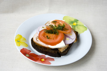 бутерброд на тарелке