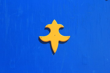 Желтый элемент детского городка на синем фоне