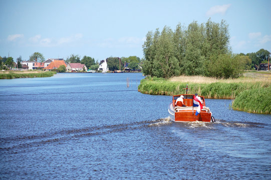 Kanal in Friesland mit Boot im Vordergrund