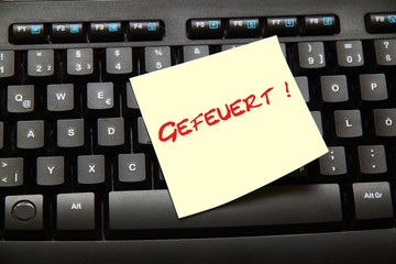 Nachricht auf Tastatur: Gefeuert !