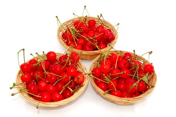 Trois corbeilles de cerises fond blanc