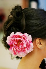 Obraz na płótnie Canvas flower hair decoration on a Japanese girl