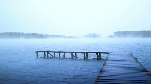 pioggia e nebbia sul lago