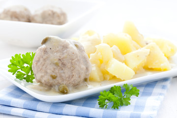 Kapernklops und Kartoffeln