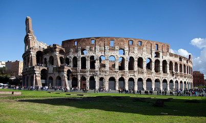 Fototapeta na wymiar Koloseum na niebieskim tle nieba