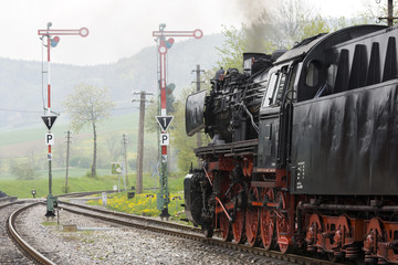 Eisenbahnsignal mit Dampflok
