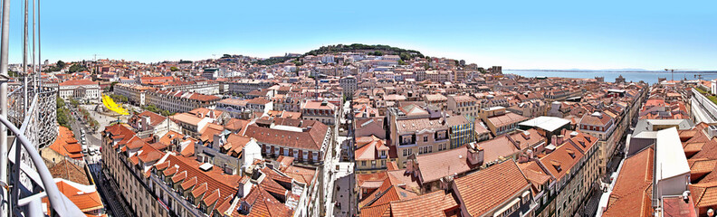 Fototapeta premium cityscape of Lisbon with Sao Jorge Castle and Se Cathedral