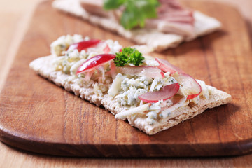 Crispbread with blue cheese and pate