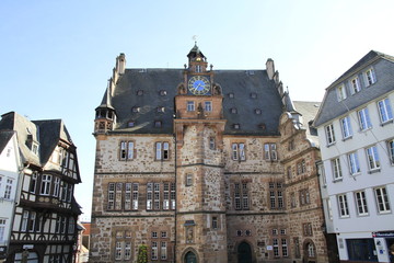 Fototapeta na wymiar Rathaus am Marktplatz in Marburg
