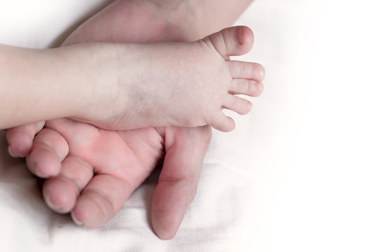baby foot in mother hand