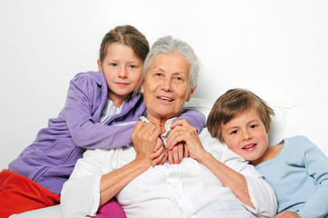 Kinder mit Oma