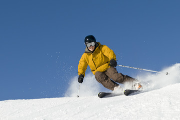 sportlich skifahren auf perfekter Piste