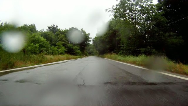 guidando in un giorno di pioggia