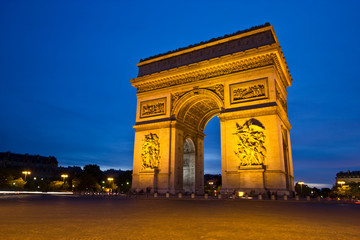 Fototapeta na wymiar Arc de Triomphe w Paryżu