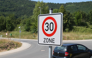 Verkehrsschild 30er Zone V