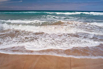 Fototapeta na wymiar Ocean waves an the sandy beach