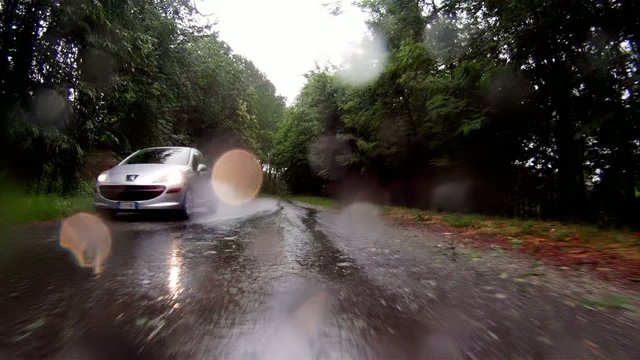 camera-car in una giornata di pioggia