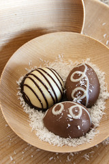 Pralinen in Holzschale