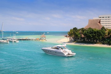 Fototapeta na wymiar Cancun Mexico Lagoon and Caribbean sea