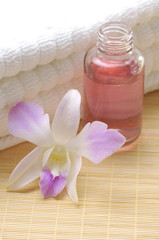 Obraz na płótnie Canvas lotion and orchids-spa essentials