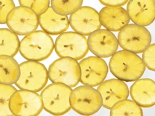 Cercles muraux Tranches de fruits Tranches de citron sur fond blanc.