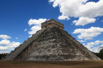 Fototapeta na wymiar Piramidy Majów w Chitchen Itza