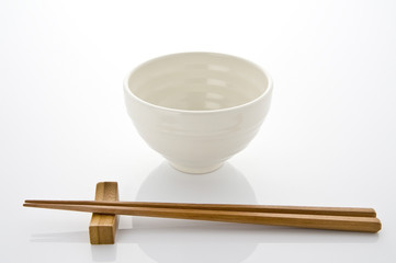 和の茶碗と箸のテーブルセッティング