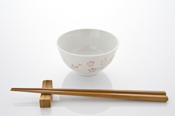 和の茶碗と箸のテーブルセッティング