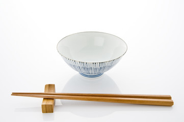 和の茶碗と箸のテーブルセッティング