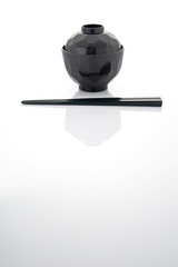 白背景に和食のお椀と箸