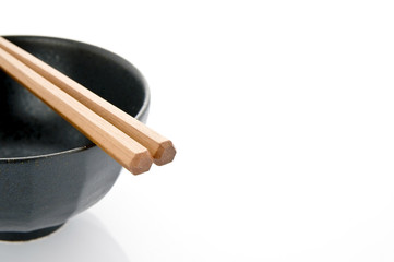 白背景に茶碗と箸のアップ