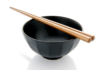 白背景に茶碗と箸のアップ