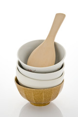 白背景に重ねた茶碗のアップ