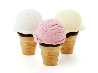 drei Kugeln Eis in der Waffel