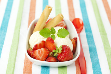 Schüssel Vanilleeis mit Erdbeeren