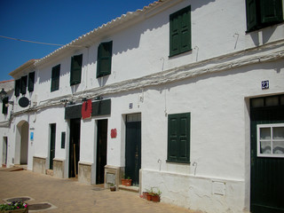 Fototapeta na wymiar ulica z typowych domów - Menorca