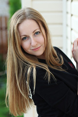Naklejka premium Beautiful young woman. Outdoor portrait