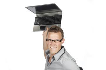 jeune homme jetant un ordinateur