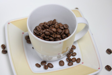 Tasse voll Kaffeebohnen