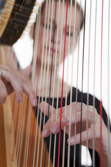 junge Frau spielt auf Harfe